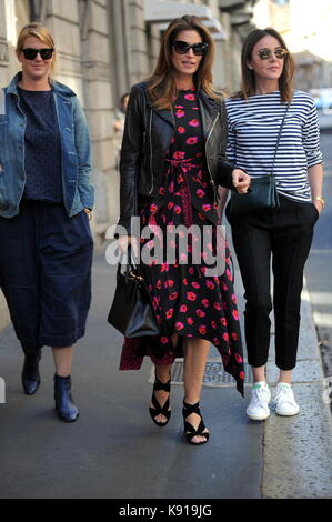 Milan, cindy crawford, après la parade va pour le déjeuner et puis l'ex top model shop et actrice américaine cindy crawford, à Milan pour assister à la parade de fille kaia gerber sur la passerelle de Dolce & Gabbana, arrive au centre après avoir assisté à une parade, va à déjeuner à 'sambuco di bacaro' dans la via Montenapoleone, et lorsqu'il se met hors de vous prendre une longue marche à la boutique "borsalino" pour acheter un chapeau. Banque D'Images