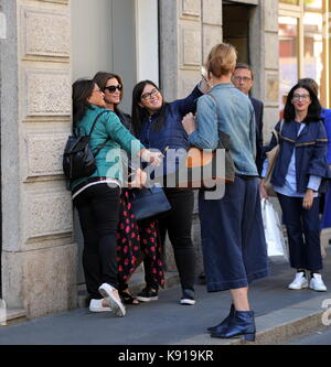 Milan, cindy crawford, après la parade va pour le déjeuner et puis l'ex top model shop et actrice américaine cindy crawford, à Milan pour assister à la parade de fille kaia gerber sur la passerelle de Dolce & Gabbana, arrive au centre après avoir assisté à une parade, va à déjeuner à 'sambuco di bacaro' dans la via Montenapoleone, et lorsqu'il se met hors de vous prendre une longue marche à la boutique "borsalino" pour acheter un chapeau. Banque D'Images