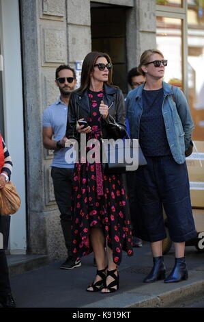 Milan, cindy crawford, après la parade va pour le déjeuner et puis l'ex top model shop et actrice américaine cindy crawford, à Milan pour assister à la parade de fille kaia gerber sur la passerelle de Dolce & Gabbana, arrive au centre après avoir assisté à une parade, va à déjeuner à 'sambuco di bacaro' dans la via Montenapoleone, et lorsqu'il se met hors de vous prendre une longue marche à la boutique "borsalino" pour acheter un chapeau. Banque D'Images