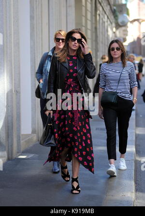 Milan, cindy crawford, après la parade va pour le déjeuner et puis l'ex top model shop et actrice américaine cindy crawford, à Milan pour assister à la parade de fille kaia gerber sur la passerelle de Dolce & Gabbana, arrive au centre après avoir assisté à une parade, va à déjeuner à 'sambuco di bacaro' dans la via Montenapoleone, et lorsqu'il se met hors de vous prendre une longue marche à la boutique "borsalino" pour acheter un chapeau. Banque D'Images