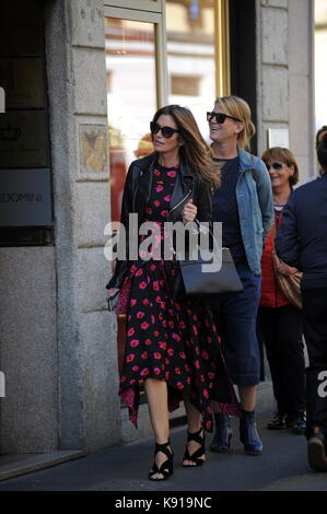 Milan, cindy crawford, après la parade va pour le déjeuner et puis l'ex top model shop et actrice américaine cindy crawford, à Milan pour assister à la parade de fille kaia gerber sur la passerelle de Dolce & Gabbana, arrive au centre après avoir assisté à une parade, va à déjeuner à 'sambuco di bacaro' dans la via Montenapoleone, et lorsqu'il se met hors de vous prendre une longue marche à la boutique "borsalino" pour acheter un chapeau. Banque D'Images