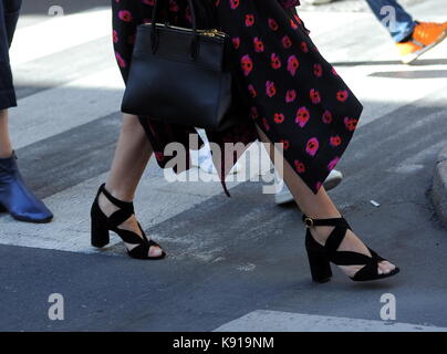 Milan, cindy crawford, après la parade va pour le déjeuner et puis l'ex top model shop et actrice américaine cindy crawford, à Milan pour assister à la parade de fille kaia gerber sur la passerelle de Dolce & Gabbana, arrive au centre après avoir assisté à une parade, va à déjeuner à 'sambuco di bacaro' dans la via Montenapoleone, et lorsqu'il se met hors de vous prendre une longue marche à la boutique "borsalino" pour acheter un chapeau. Banque D'Images