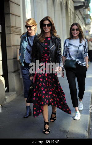 Milan, cindy crawford, après la parade va pour le déjeuner et puis l'ex top model shop et actrice américaine cindy crawford, à Milan pour assister à la parade de fille kaia gerber sur la passerelle de Dolce & Gabbana, arrive au centre après avoir assisté à une parade, va à déjeuner à 'sambuco di bacaro' dans la via Montenapoleone, et lorsqu'il se met hors de vous prendre une longue marche à la boutique "borsalino" pour acheter un chapeau. Banque D'Images