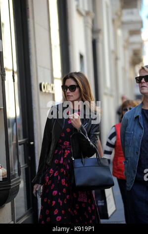 Milan, cindy crawford, après la parade va pour le déjeuner et puis l'ex top model shop et actrice américaine cindy crawford, à Milan pour assister à la parade de fille kaia gerber sur la passerelle de Dolce & Gabbana, arrive au centre après avoir assisté à une parade, va à déjeuner à 'sambuco di bacaro' dans la via Montenapoleone, et lorsqu'il se met hors de vous prendre une longue marche à la boutique "borsalino" pour acheter un chapeau. Banque D'Images