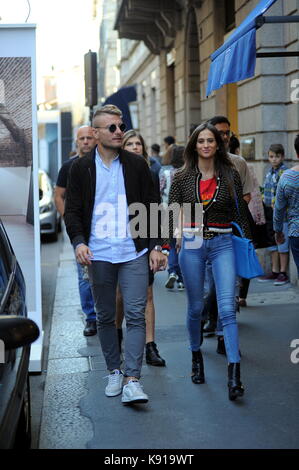 Milan, Ciro immobile et son épouse jessica dans le centre l'attaquant de la Lazio et le national, Ciro immobile vient au centre avec sa femme Jessica méléna et deux amis. ici ils marchent dans la via Montenapoleone, et arrête d'accorder à l'occasion ciro mémoire photo. Banque D'Images