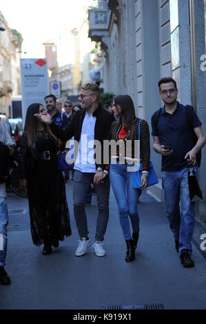 Milan, Ciro immobile et son épouse jessica dans le centre l'attaquant de la Lazio et le national, Ciro immobile vient au centre avec sa femme Jessica méléna et deux amis. ici ils marchent dans la via Montenapoleone, et arrête d'accorder à l'occasion ciro mémoire photo. Banque D'Images