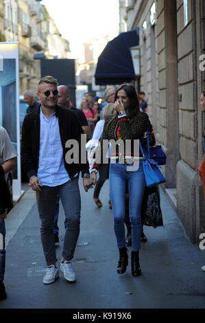 Milan, Ciro immobile et son épouse jessica dans le centre l'attaquant de la Lazio et le national, Ciro immobile vient au centre avec sa femme Jessica méléna et deux amis. ici ils marchent dans la via Montenapoleone, et arrête d'accorder à l'occasion ciro mémoire photo. Banque D'Images