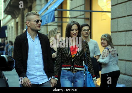 Milan, Ciro immobile et son épouse jessica dans le centre l'attaquant de la Lazio et le national, Ciro immobile vient au centre avec sa femme Jessica méléna et deux amis. ici ils marchent dans la via Montenapoleone, et arrête d'accorder à l'occasion ciro mémoire photo. Banque D'Images