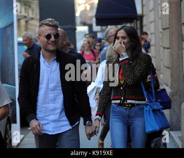 Milan, Ciro immobile et son épouse jessica dans le centre l'attaquant de la Lazio et le national, Ciro immobile vient au centre avec sa femme Jessica méléna et deux amis. ici ils marchent dans la via Montenapoleone, et arrête d'accorder à l'occasion ciro mémoire photo. Banque D'Images