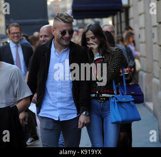 Milan, Ciro immobile et son épouse jessica dans le centre l'attaquant de la Lazio et le national, Ciro immobile vient au centre avec sa femme Jessica méléna et deux amis. ici ils marchent dans la via Montenapoleone, et arrête d'accorder à l'occasion ciro mémoire photo. Banque D'Images