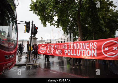 Londres, Royaume-Uni. Sep 21, 2017 des militants de l'environnement. arrêter de tuer la campagne londoniens bloc simultanément les routes menant à Trafalgar Square pour exiger une attention urgente pour prévenir les décès prématurés de la pollution de l'air. crédit : mark kerrison/Alamy live news Banque D'Images