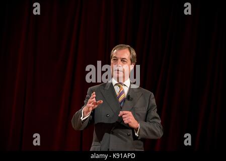 Prague, République tchèque. 21 septembre 2017. Nigel Farage, ancien chef du Parti pour l'indépendance du Royaume-Uni (UKIP) et membre du Parlement européen, prend la parole lors de discussions publiques sur l'Union européenne. Tomas Tkacik / Alamy Live News Banque D'Images