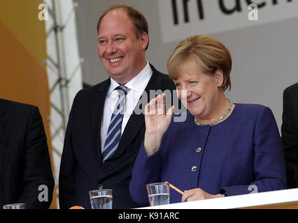 Giessen, Allemagne. 21 septembre 2017. Angela Merkel, chancelière allemande, a prononcé un discours de campagne électorale à la tête de l'Union chrétienne-démocrate et à la tête de la chancelière fédérale aux élections du Bundestag (24 septembre 2017) à Brandplatz à Giessen, en Allemagne. Ici: Angela Merkel avec Helge Braun (à gauche), ministre d'État à la chancellerie allemande, membre du Parlement et candidat direct CDU de la circonscription de Giessen (173). Crédit: Christian Lademann Banque D'Images