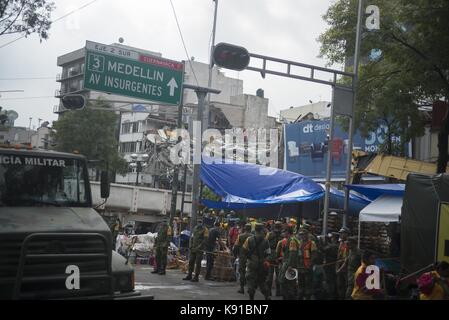 La ville de Mexico, Mexico City, MX. Sep 21, 2017. Les équipes de secours locales et internationales avec l'équipement technique et des chiens entraînés à aider à retrouver des survivants à colonia. roma après un puissant tremblement de terre de Mexico en sursaut. une magnitude 7,1 séisme secouait la région centrale du Mexique le mardi, l'effondrement de plusieurs bâtiments et la dispersion des débris dans les rues à l'anniversaire d'un fort séisme 1985. crédit : joel alvarez/zuma/Alamy fil live news Banque D'Images