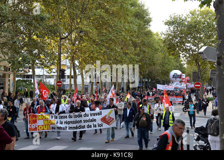 21 septembre 2017 - Paris Retour à nouveau à Paris les manifestations contre la réforme du droit du travail français a refusé jeudi que le Président Emmanuel Macron prêt à donner l'approbation finale des modifications de la direction vendredi. Estimation de la police que 16 000 personnes ont manifesté contre le plan à Paris jeudi alors que les syndicats disent 55 000. Les 39 ans, le président a déclaré que son élection victoires en mai et juin lui a donné la légitimité à faire passer les réformes. Banque D'Images