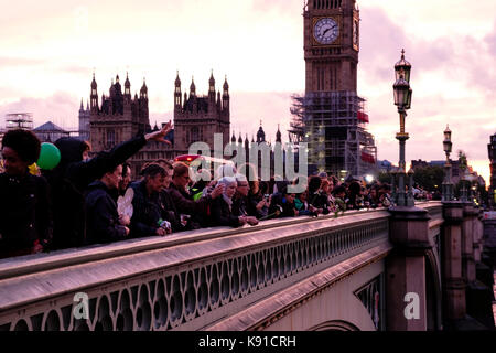 Londres, Royaume-Uni. Sep 21, 2017 London. commémore la Journée mondiale de la paix avec une marche pour la paix. Les participants ont distribué des fleurs blanches parmi les marcheurs de la rive sud et a jeté des fleurs à la Tamise à partir de Westminster Bridge. À Londres, le 21 septembre 2017. crédit : noemi gago/Alamy live news Banque D'Images