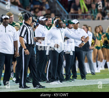 Tampa, Floride, USA. Sep 21, 2017. South Florida Bulls Head coach Charlie fort pendant les match entre le Temple Owls et le South Florida Bulls chez Raymond James Stadium de Tampa, Floride. Del Mecum/CSM/Alamy Live News Banque D'Images