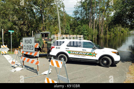 Dade City, United States. Sep 21, 2017 21 septembre, 2017.- Dade City, Florida, United States - hernando comté de véhicules de police bloquent l'entrée de la inondée talisman estates communauté dans Dade City, Floride le 21 septembre 2017, comme la pluie de l'ouragan l'Irma a causé l'inondation de la rivière Withlacoochee à proximité des routes et des maisons dans le secteur. la rivière crested à 17 pieds et demi, qui est de 6 pieds au-dessus de son niveau d'inondation. crédit : Paul Hennessy/Alamy live news Banque D'Images