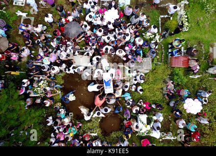 La ville de Mexico. Sep 21, 2017. photo aérienne prise à sept. 21, 2017 montre que les personnes assistant à des funérailles d'un 4-year-old girl naomi après un tremblement de terre à Mexico, capitale du Mexique. le nombre de morts à partir de mardi qui a tremblement de terre de magnitude 7,1 dans le centre du Mexique est passé à 273, le gouvernement a dit jeudi. la moitié de ces décès sont survenus dans la capitale mexico, où près de 40 bâtiments se sont effondrés, et le reste dans les alentours et les Etats voisins. crédit : Montserrat lopez/Xinhua/Alamy live news Banque D'Images