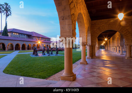 Le couloir de l'université de Stanford et le mémorial à la tombée de la cour, de l'université de Stanford, à Palo Alto, en Californie. Banque D'Images