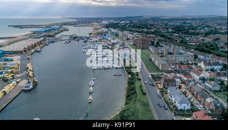 Vue aérienne de voiliers dans un port commercial sur une bouche de la rivière dans le sud de l'angleterre Banque D'Images