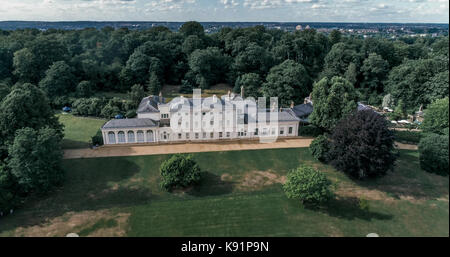 Vue aérienne d'une maison néo-classique dans une forêt dans le nord de Londres Banque D'Images