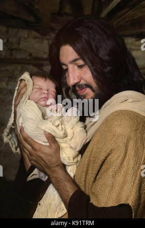 Crèche de Noël vivent dans une vieille grange - reenactment jouer avec des costumes authentiques. le bébé est une propriété (poupée) de parution. Banque D'Images