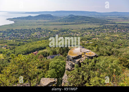 Paysage avec les polonais de basalte badacsony montagne hongrois Banque D'Images