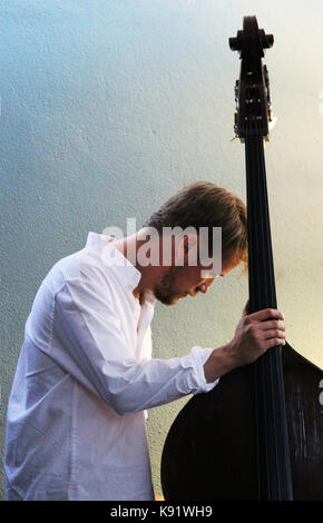 Le trio norvégien de jazz libre de Gard Nilssen's Acoustic Unity se produit en direct à la Sociedade Parede, à Lisbonne, Portugal. Banque D'Images