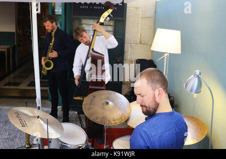 Le trio norvégien de jazz libre de Gard Nilssen's Acoustic Unity se produit en direct à la Sociedade Parede, à Lisbonne, Portugal. Banque D'Images