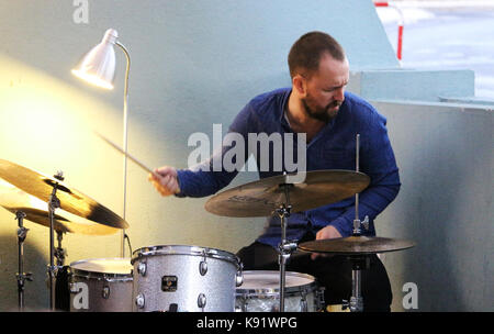 Le trio norvégien de jazz libre de Gard Nilssen's Acoustic Unity se produit en direct à la Sociedade Parede, à Lisbonne, Portugal. Banque D'Images