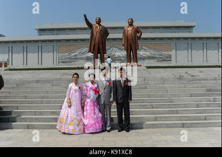 08.08.2012, Pyongyang, Corée du Nord, d'Asie - Corée du Nord une paire de noce est photographié devant le géant de statues en bronze sur la colline mansu. Banque D'Images