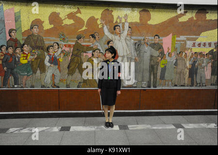 09.08.2012, Pyongyang, Corée du Nord, en Asie - une plate-forme Garde côtière canadienne se place en avant d'une vaste propagande murale intérieur d'une station de métro de Pyongyang. Banque D'Images