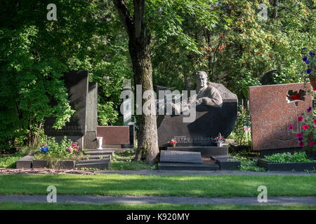 Des pierres tombales des Russes enterrés au cimetière Novodievitchi célèbre, Moscou, Russie. Banque D'Images