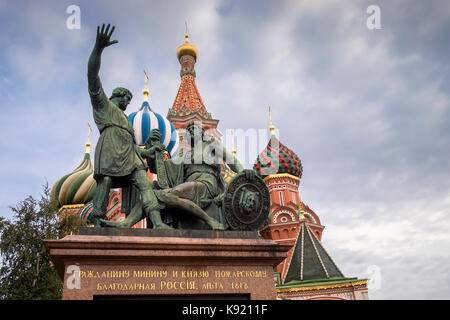 Monument de minine et Pojarski, une statue en bronze sur la Place Rouge en face de la cathédrale de Saint Basil, Moscou, Russie. Banque D'Images