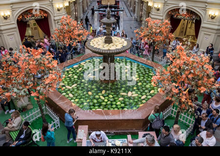 Intérieur détail du centre commercial GUM haut de gamme, de la Place Rouge, Moscou, Russie, montrant une fontaine d'eau rempli de pastèques. Banque D'Images