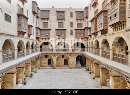 Façade de wikala (caravansérail) de bazaraa, avec arcades voûtées et des fenêtres couvertes par des grilles en bois entrelacé (moucharabieh contemporain), adaptée en tombakshia st Banque D'Images