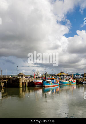 Bateaux de pêche dans le port, Padstow, une petite ville/village de pêcheurs sur la rive ouest de la rivière, l'estuaire de Camel côte nord des Cornouailles, Angleterre de l'ouest Banque D'Images