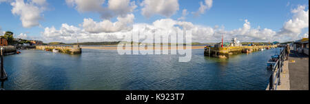 Entrée du port à Padstow, un village de pêcheurs sur l'estuaire de la rivière Camel, Cisjordanie et vue sur rocher, côte nord de Cornwall, Angleterre Banque D'Images