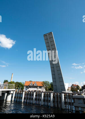 Pont-levis piétonne soulevées au cours de la rivière Motlawa, Gdansk, Pologne. Banque D'Images