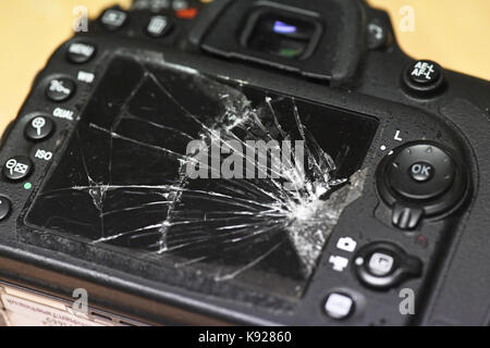 Appareil photo reflex numérique cassé Banque D'Images