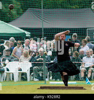 Aberlour, Ecosse, Royaume-Uni. 05 Août 2017 : concurrent dans le 'poids' à distance à l'événement 2017 Highland Games à Aberlour, Ecosse. Banque D'Images