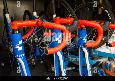 Les vélos de course professionnel dans le Tour de Grande-Bretagne 2017. Banque D'Images