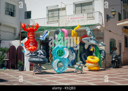 Des jouets de plage gonflables à l'extérieur d'une boutique à Torremolinos, Espagne. Banque D'Images