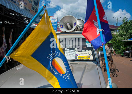 Un suv est décorée de drapeaux tout en prenant part à une opposition le parti national cambodgien en rallye village chork, Cambodge Banque D'Images