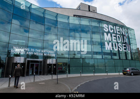 L'extérieur du Science & Media Museum (façade vitrée courbée et vitrée, panneau de bienvenue, entrée) - centre-ville de Bradford, West Yorkshire, Angleterre, Royaume-Uni. Banque D'Images