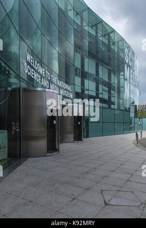 L'extérieur du Science & Media Museum (façade vitrée courbée et vitrée, panneau de bienvenue, entrée) - centre-ville de Bradford, West Yorkshire, Angleterre, Royaume-Uni. Banque D'Images