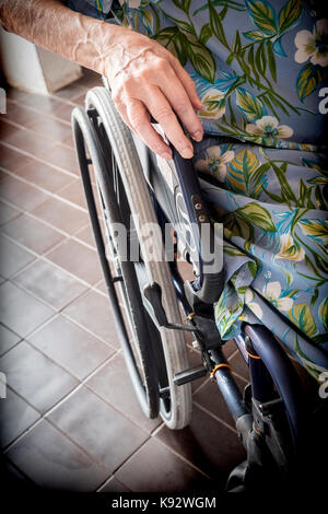 Femme âgée en fauteuil roulant, conceptual image Banque D'Images