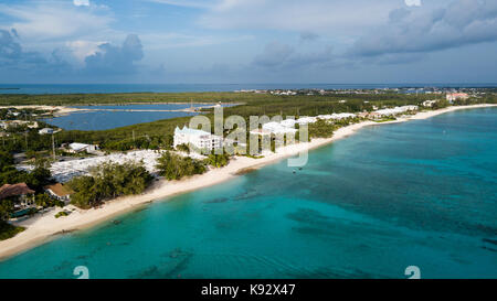 Drone aérien vue de Seven Mile Beach sur l'île Grand Caïman dans les Caraïbes Banque D'Images