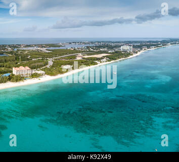 Drone aérien vue de Seven Mile Beach sur l'île Grand Caïman dans les Caraïbes Banque D'Images